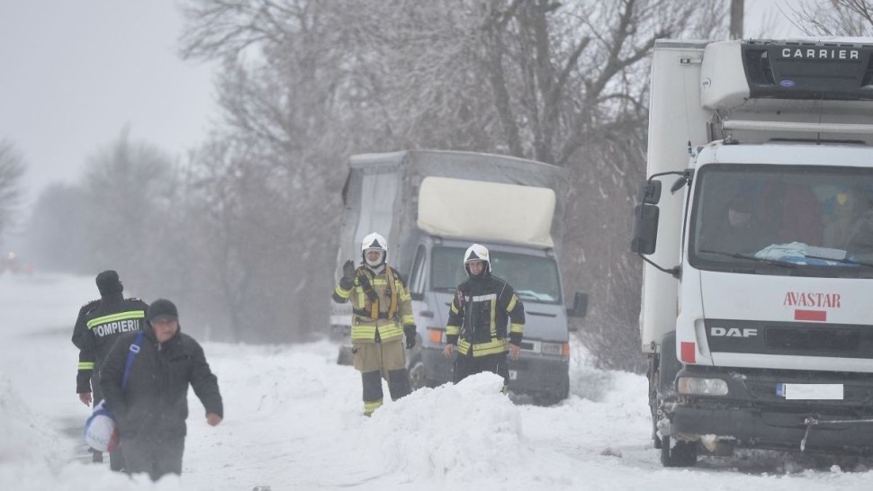 Mai multe drumuri se închid din cauza zăpezii abundente