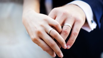Numărul femeilor care își iau ca soț un bărbat mai tânăr s-a dublat în ultimii 30 de ani. Există o explicație