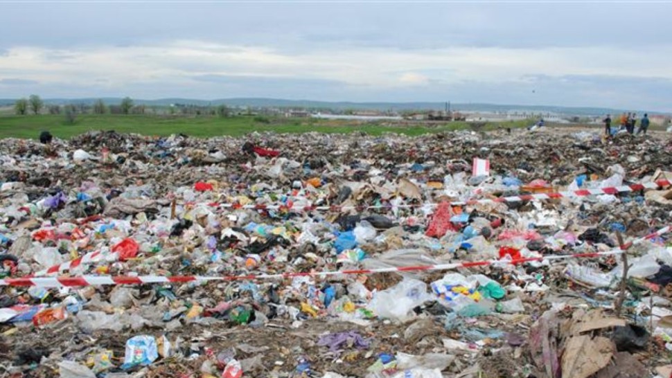 Capitala gunoaielor Bucureștiul riscă o criză majoră râmâne cu un singur depozit de gunoi și acela suprasaturat