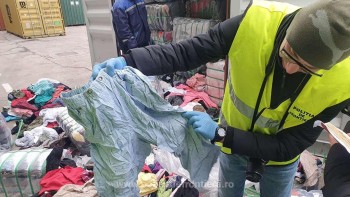 77 de tone de haine murdare și uzate aduse din Canada au fost găsite în Portul Constanța