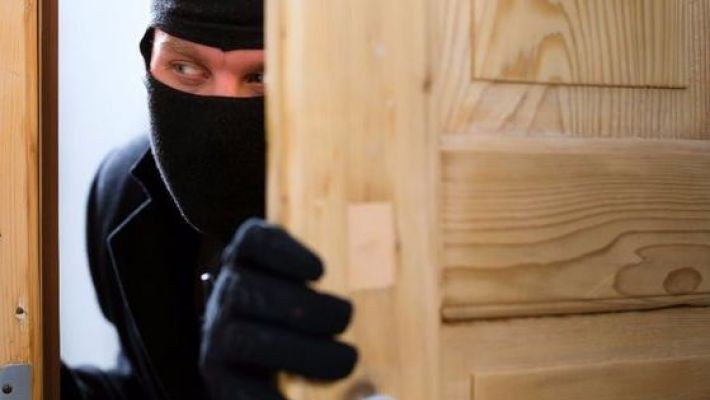 Ca-n filmele de comedie. Cum s-a dat o spargere în Iași în urma căreia s-au furat 40.000 de euro