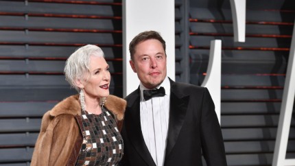Mama lui Elon Musk super cool la 73 de ani. Este model internațional