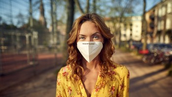 Restricţii pentru valul 5 de Covid-19. Măştile de tip medical sau FFP2 devin obligatorii în toate spaţiile publice închise şi deschise