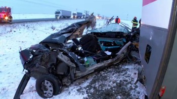 O tânără șoferiță a murit după ce mașina în care se afla a fost spulberată de tren