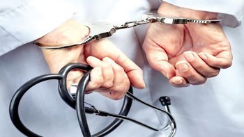 Medici reținuți pentru eliberarea unor certificate false de COVID