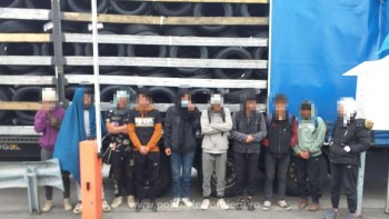 Douăzeci de migranți prinși în TIR-uri la frontieră