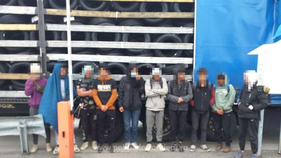 Douăzeci de migranți prinși în TIR-uri la frontieră
