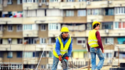 România dependentă de angajații străini. Companiile cer Guvernului să aprobe recrutarea suplimentară a zeci de mii de lucrători