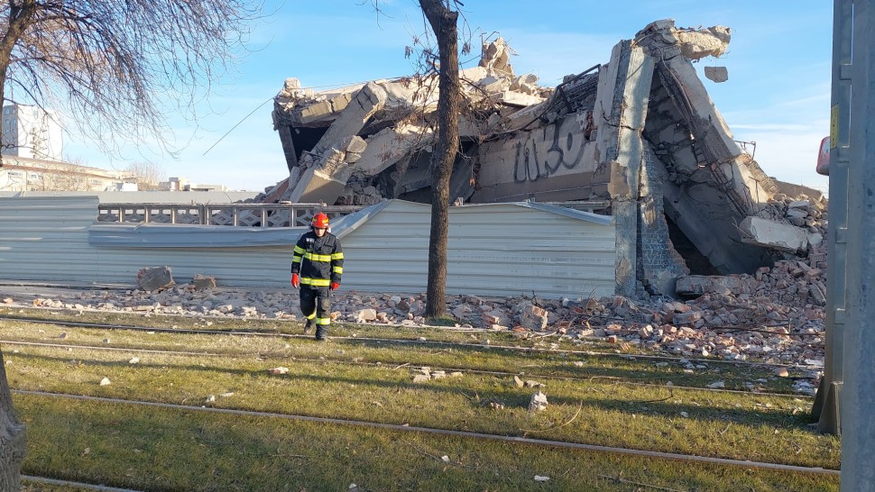 Un perete s-a prăbușit pe o linie de tramvai în Sectorul 5 din Capitală