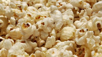 Pericolul ascuns din popcorn Îţi poate afecta ficatul şi pancreasul. Substanța periculoasă din aceste produse