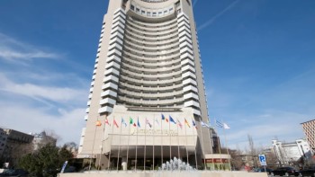 Un bărbat s-a aruncat de la etajul 20 al Hotelului Intercontinental din Capitală
