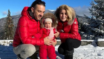Sara fiica de 2 ani a Sandrei Stoicescu a învățat să schieze | VIDEO