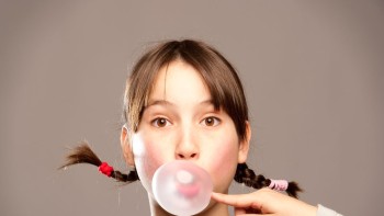 Guma de mestecat pericol pentru sănătatea copiilor