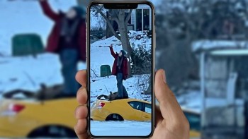 Asta-i bună O șoferiță care a ajuns cu mașina în râu s-a urcat pe capotă pentru a-și face un selfie