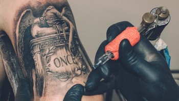 Pericolul ascuns din tatuaje. Cerneala colorată extrem de periculoasă. UE interzice 4.000 de substanțe