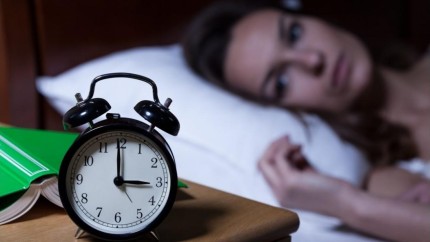 8 motive pentru care te trezești obosit deși dormi mult. Cum rezolvi problema