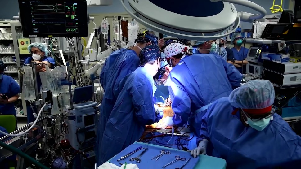 Primul omul din lume care a primit un transplant de inimă de la un porc este un american