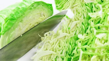 Proprietățile nebănuite ale sucului de varză. Este cel mai puternic cicatrizant