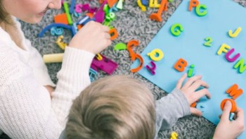 Ce sunt școlile-umbrelă care câștigă din ce în ce mai mult teren în România. Avertismentul Ministerului Educației