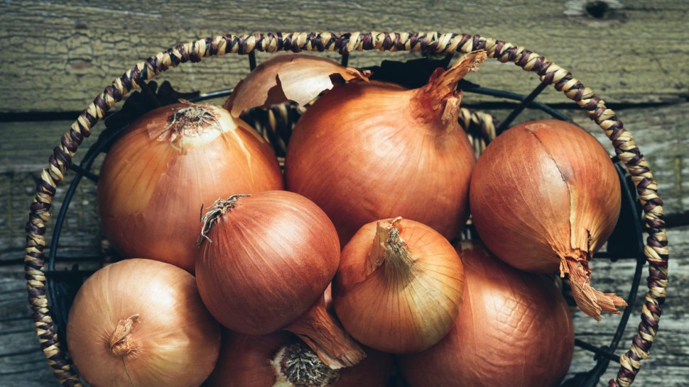 Depozitarea cepei le dă bătăi de cap gospodinelor. Cum faci acest lucru în mod corect