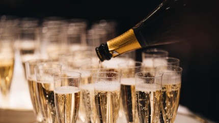 De ce șampania este băutura universală a sărbătorii și cum a devenit un simbol al luxului