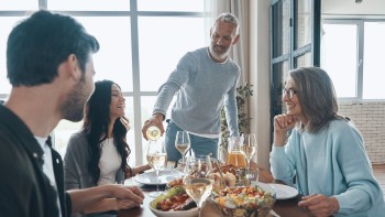 Întâlnirea așteptată cu părinții partenerului. Cum faci o impresie bună