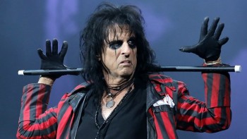 Alice Cooper satanistul care îl iubește pe Dumnezeu. Complicata viață cu droguri și alcool a fiului de predicator