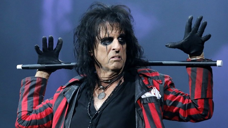 Alice Cooper satanistul care îl iubește pe Dumnezeu. Complicata viață cu droguri și alcool a fiului de predicator