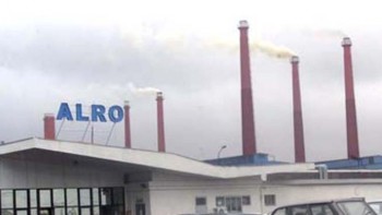 Sindicatele din industria aluminiului în frunte cu Alro Slatina protestează în Piaţa Victoriei. Angajaţii cer limitarea preţurilor la energie electrică şi gaz