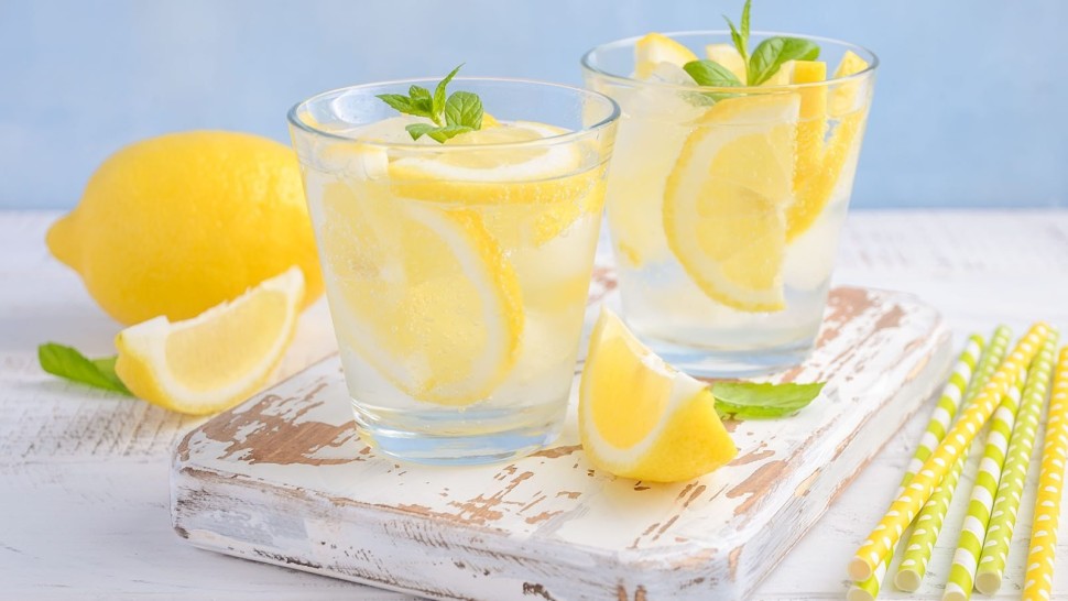 Apă cu lămâie indispensabilă vieții. Tu știi cât de importantă este
