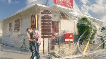 Arta șocantă a unui japonez. Împachetează cuplurile în folii de plastic și le fotografiază