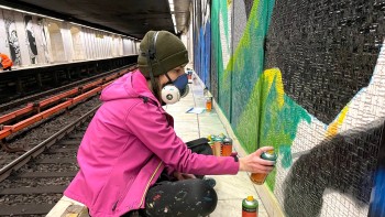 Cine e ATOMA fata care în patru nopți a transformat cea mai urâtă stație de metrou într-un loc pe care să vrei să-l vizitezi