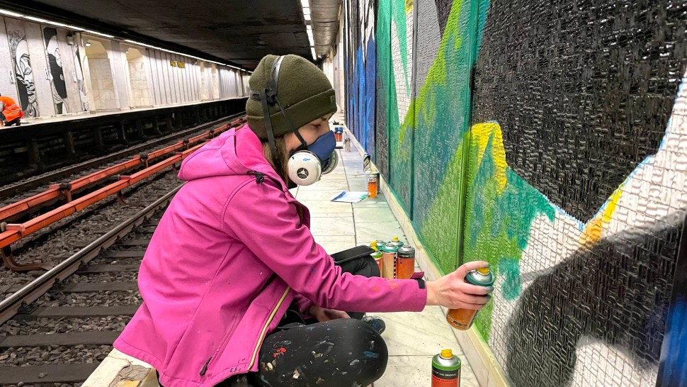 Cine e ATOMA fata care în patru nopți a transformat cea mai urâtă stație de metrou într-un loc pe care să vrei să-l vizitezi