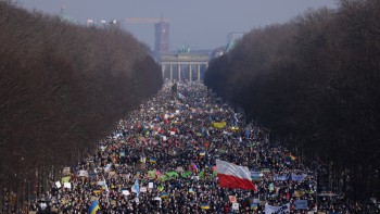 Opriți războiul OPRIȚI-L PE PUTIN. 100.000 de mii de oameni au protestat la Berlin. Manifestări în toată lumea