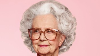 EXCLUSIV. Culisele unei decizii care a șocat lumea. Cum a ajuns o femeie de 100 de ani model pe coperta celebrei reviste Vogue