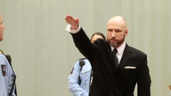 Anders Breivik teroristul care a îngrozit Norvegia mutat lângă insula unde a ucis 69 de adolescenți. E la fel de periculos ca acum 10 ani