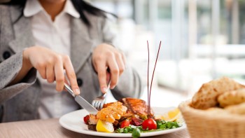 Bunele maniere la masă ESENȚIALE tuturor