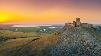 CETATEA ENISALA punct turistic de excepție. Zeci de mii de persoane vin anual
