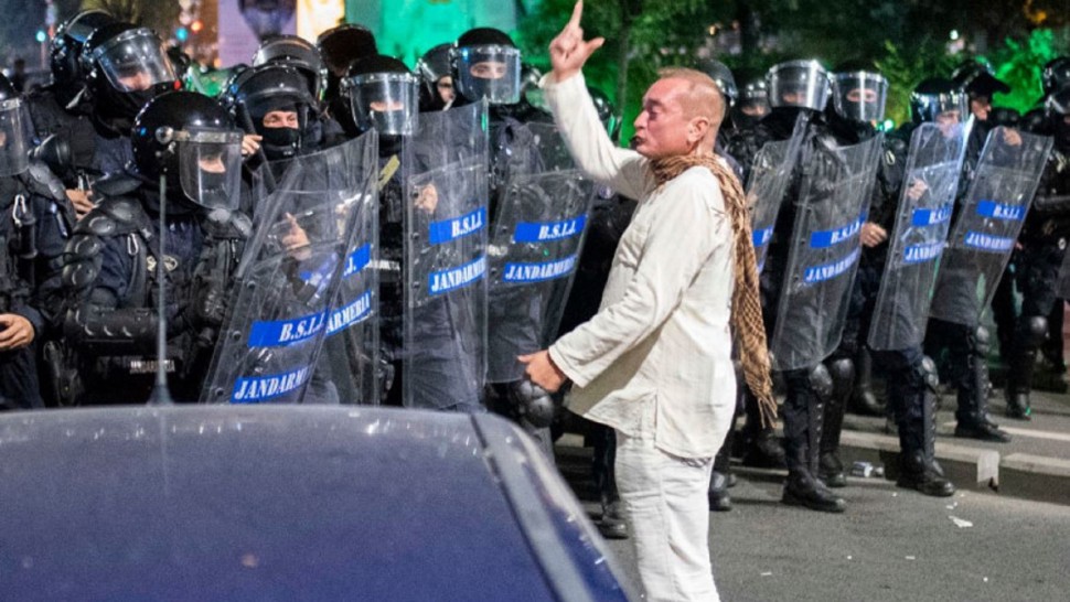 Dirijorul în alb colonelul de la protestele din 10 august părăsește Jandarmeria pentru că e coruptă O cleptocrație avidă grețoasă