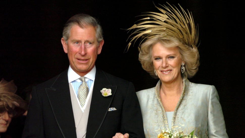 O felie din tortul servit la nunta Regelui Charles cu Camilla va fi scoasă la licitație. S-a lucrat la el 130 de ore și a fost decorat cu trandafiri praz narcise și ciulini
