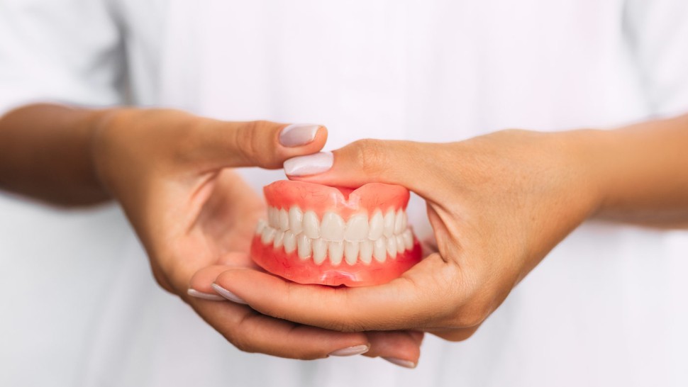 A primit prin poștă proteza dentară pierdută acum 11 ani în Spania