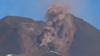 Un fenomen extrem de rar vulcanul Etna își schimbă configurația