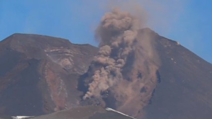 Un fenomen extrem de rar vulcanul Etna își schimbă configurația