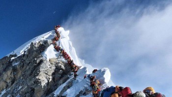 Se topește gheața de pe Everest Vârful a pierdut stratul acumulat în 2000 de ani în doar 25 de ani