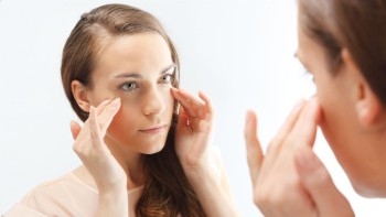 Ai fața umflată dimineața Iată 5 cauze posibile