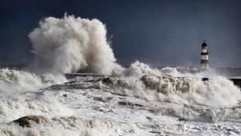 Avertizare de călătorie. COD ROȘU de furtuni pentru Marea Britanie și Irlanda de Nord. Furtuna Eunice lovește cu furie