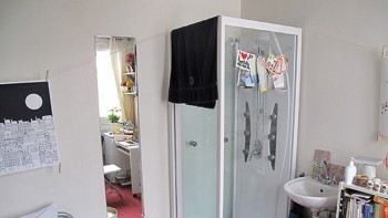 Viața în cutii. Cele mai mici spații de locuit din lume. Garsoniere de 8-10 metri pătrați la Paris și Amsterdam și de 2-3 metri pătrați în Hong Kong