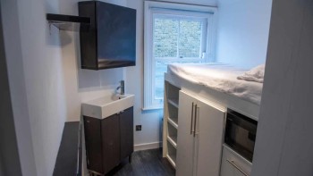 Cea mai mică locuință din Londra are șapte metri pătrați. Patul e pe dulap