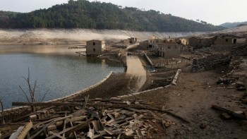 A apărut un oraș fantomă ciudat. Detaliile unei vieți înghețate în urmă cu 30 de ani scoase la iveală de seceta din Europa