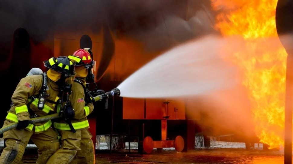 Incendii imense în apropiere de Atena. Zeci de pompieri români ajută la stingerea focului